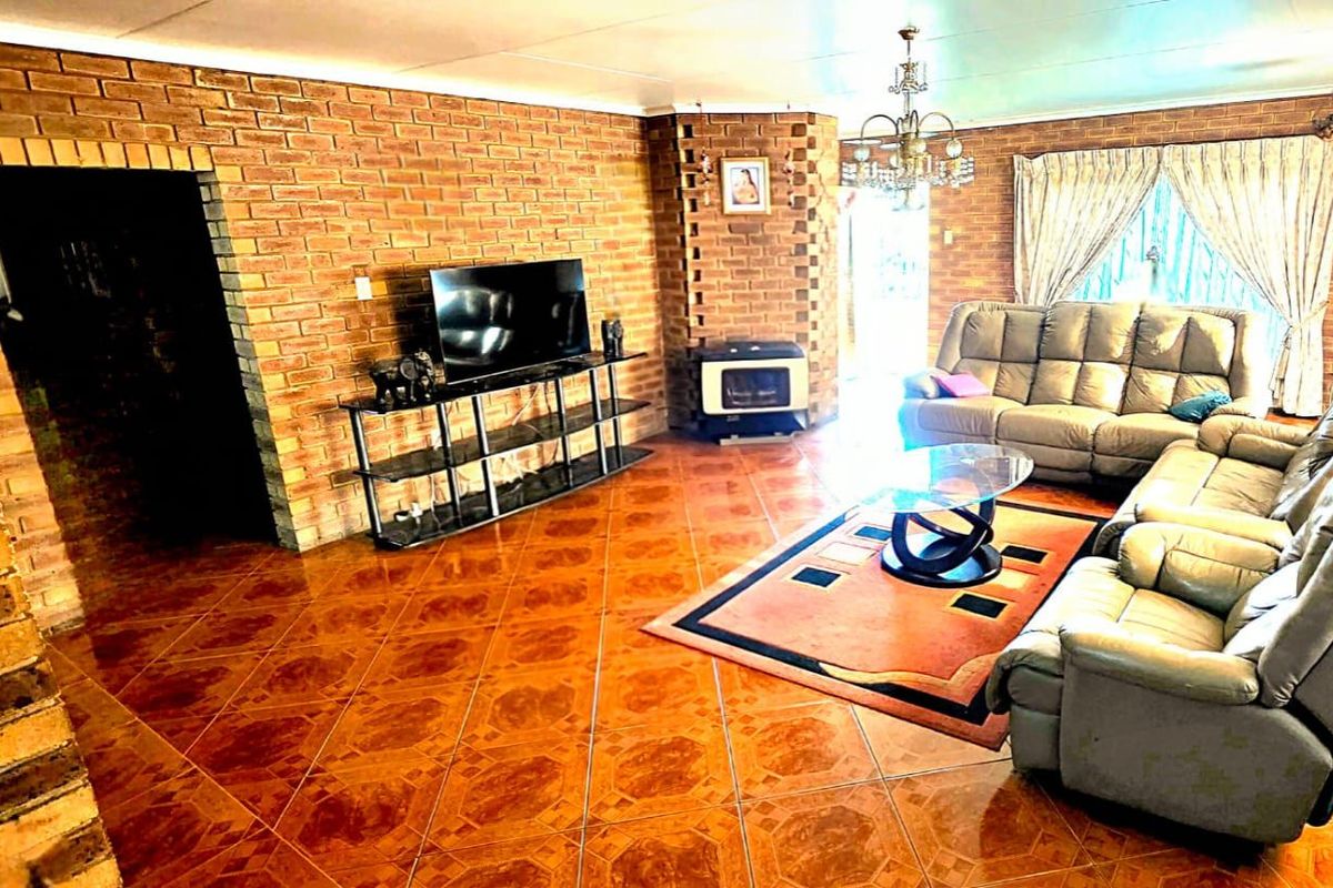 House For Sale in Laudium - Photo 3