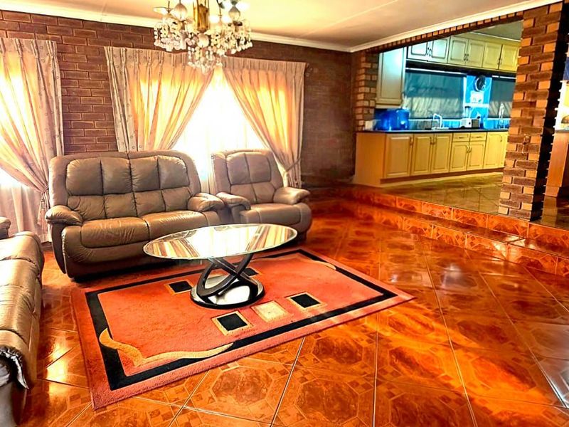 House For Sale in Laudium - Photo 4