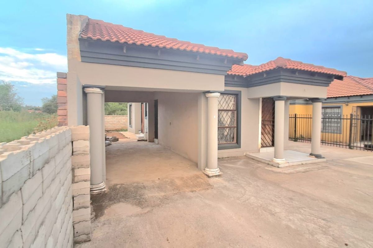 House For Sale in Soshanguve Ext - Photo 3