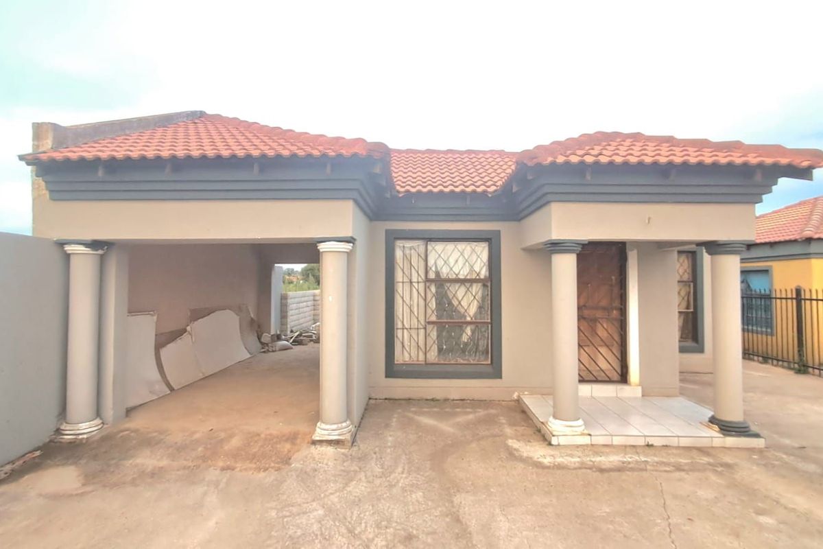 House For Sale in Soshanguve Ext - Photo 2