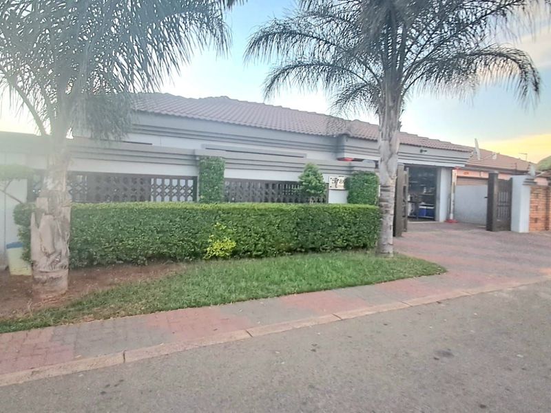 House For Sale in Soshanguve Ext - Photo 2