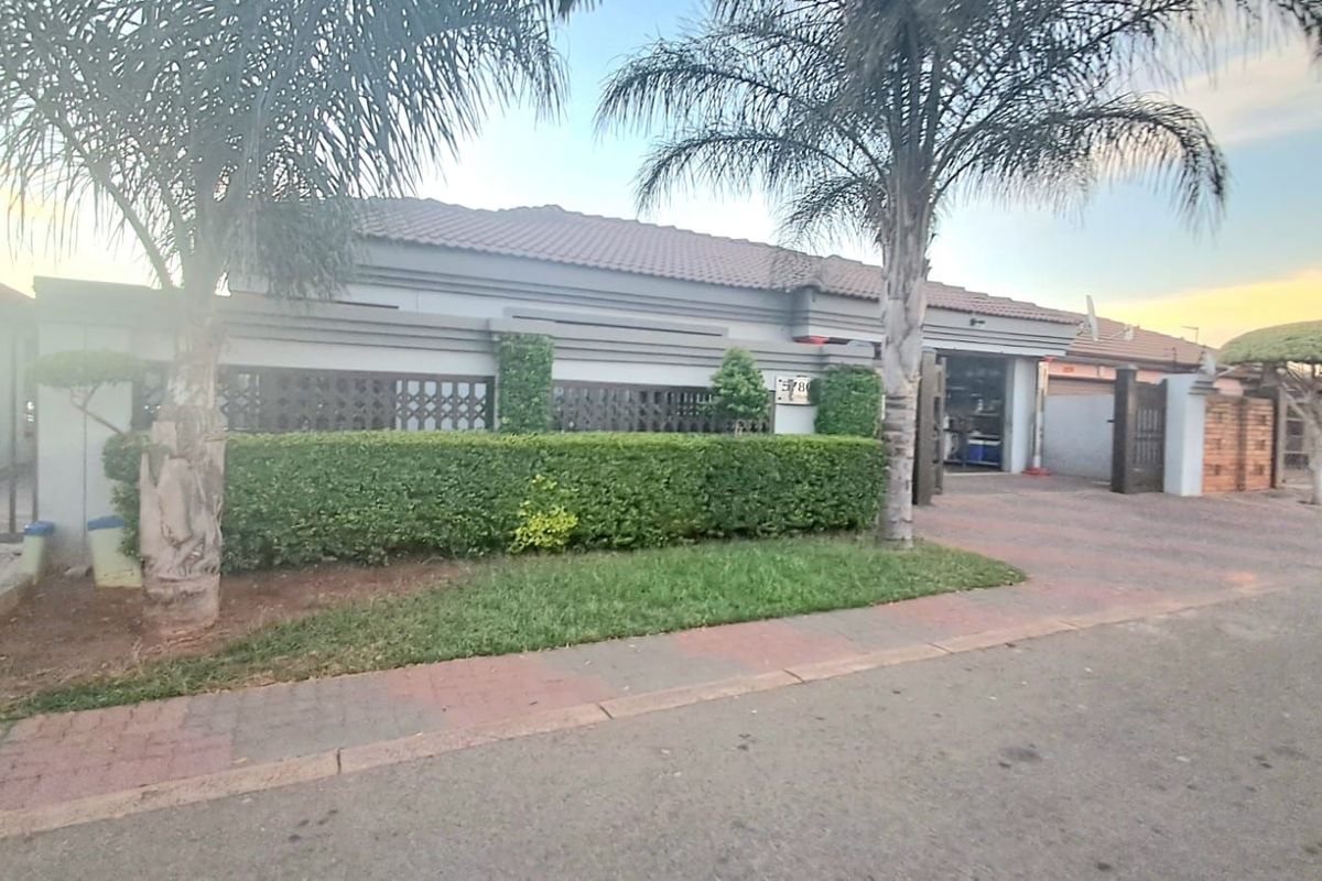 House For Sale in Soshanguve Ext - Photo 2