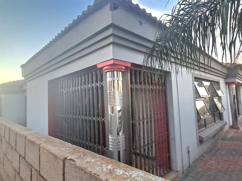 House For Sale in Soshanguve Ext - Photo 4
