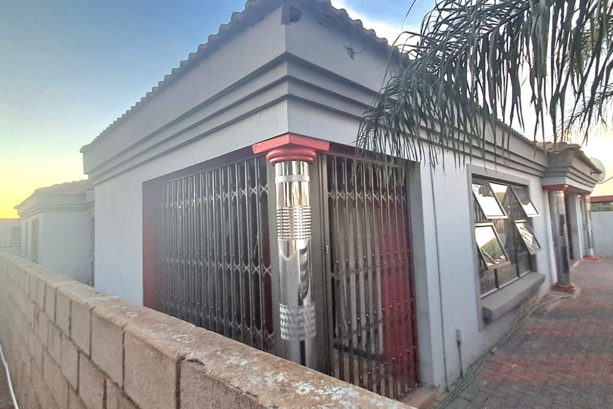 House For Sale in Soshanguve Ext - Photo 4