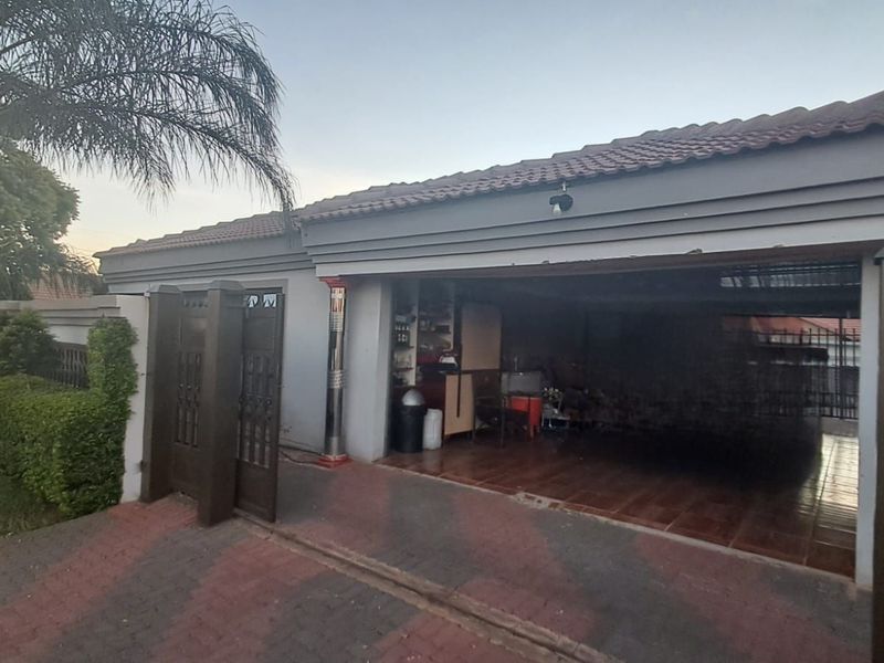 House For Sale in Soshanguve Ext - Photo 3