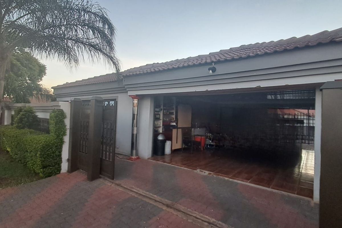 House For Sale in Soshanguve Ext - Photo 3