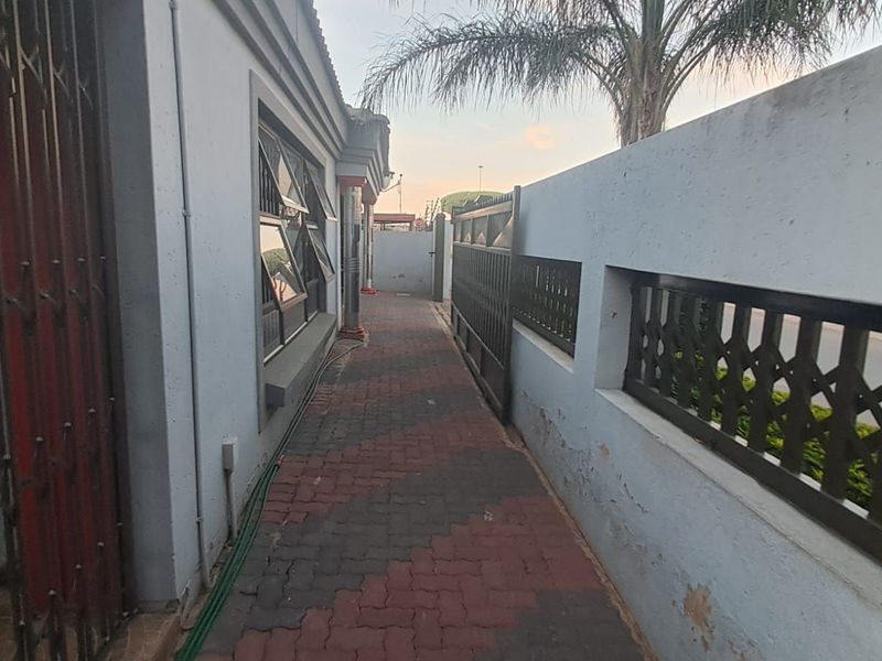 House For Sale in Soshanguve Ext - Photo 5