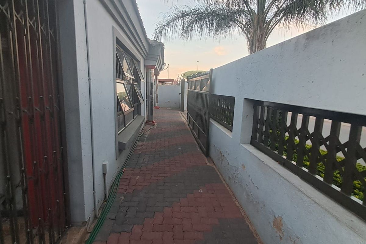 House For Sale in Soshanguve Ext - Photo 5