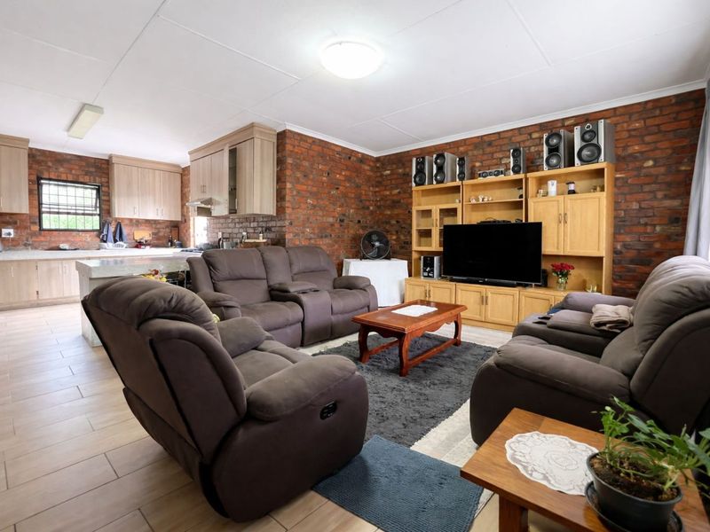 Townhouse For Sale in Ermelo Central - Photo 2