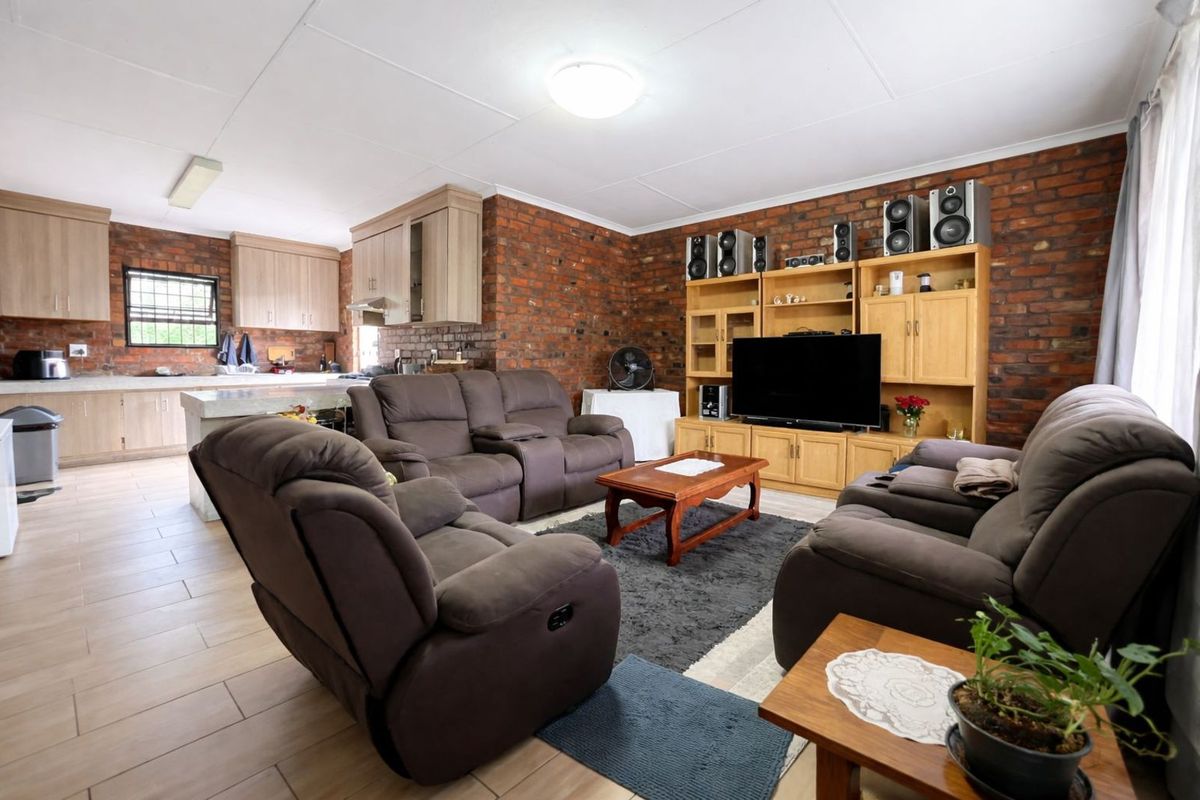 Townhouse For Sale in Ermelo Central - Photo 2