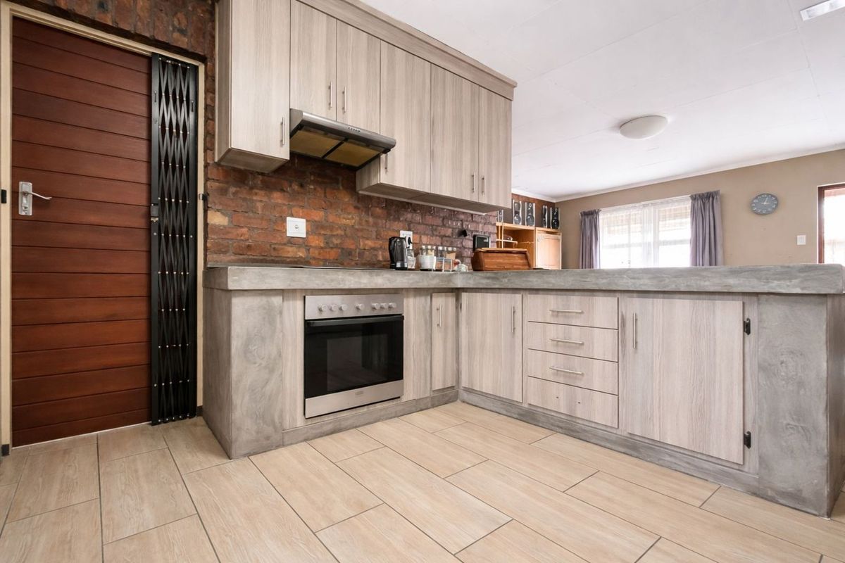 Townhouse For Sale in Ermelo Central - Photo 3