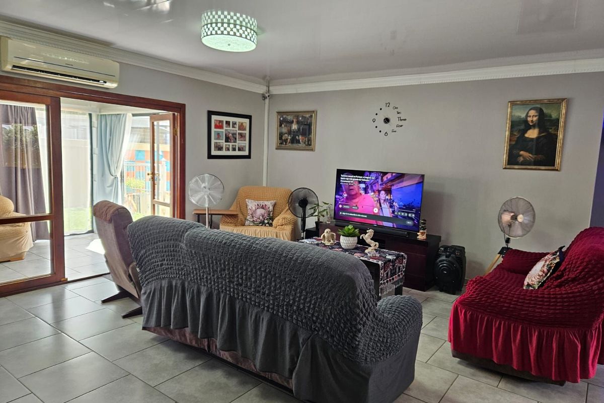 House For Sale in Hillcrest - Photo 4