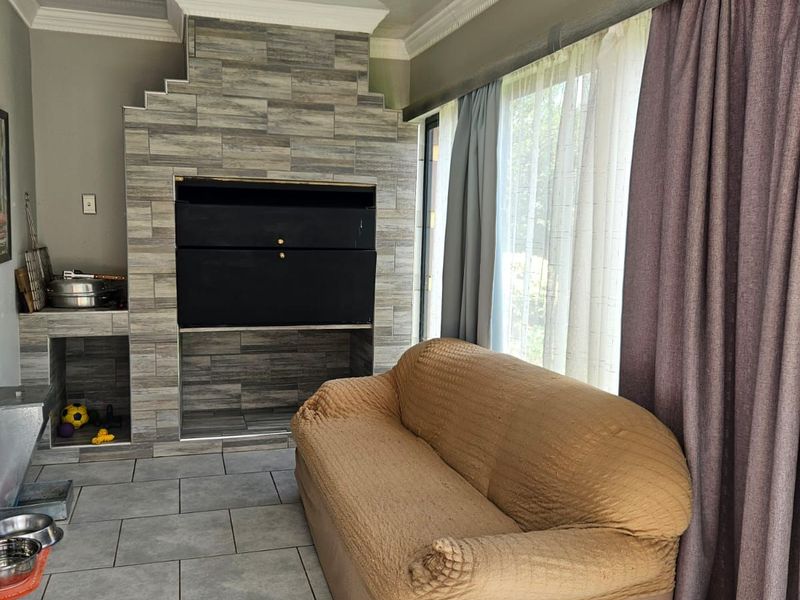 House For Sale in Hillcrest - Photo 8