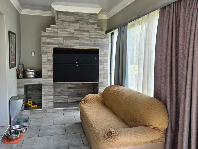 House For Sale in Hillcrest - Photo 9