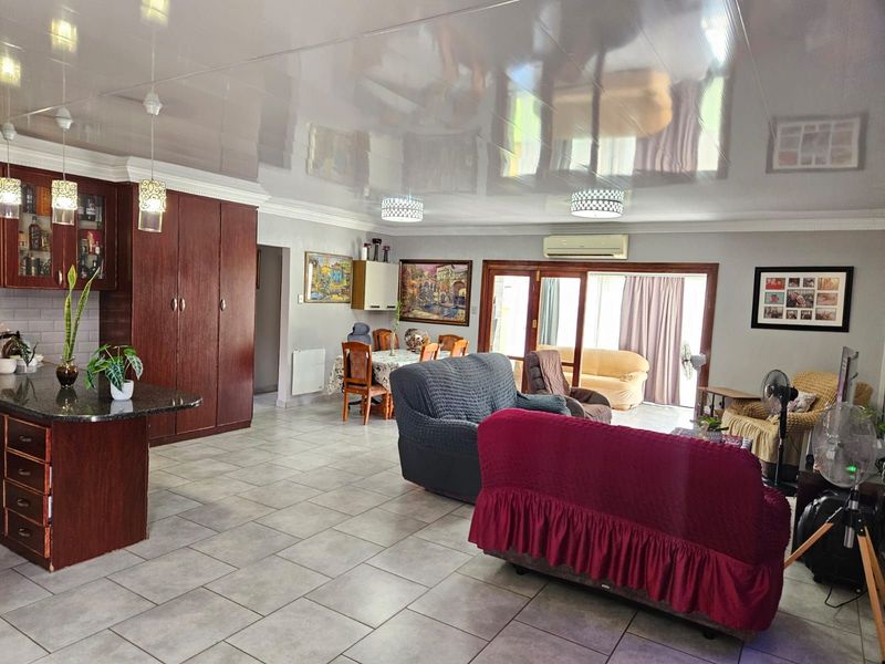 House For Sale in Hillcrest - Photo 2