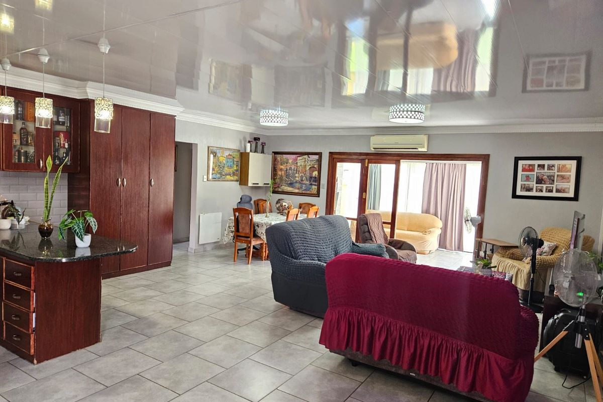 House For Sale in Hillcrest - Photo 2