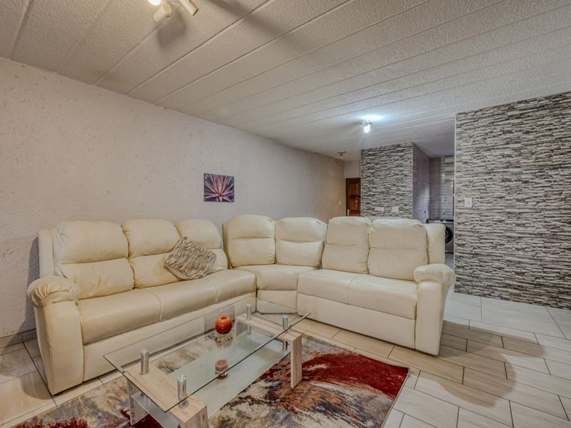 Townhouse For Sale in Helderkruin - Photo 10