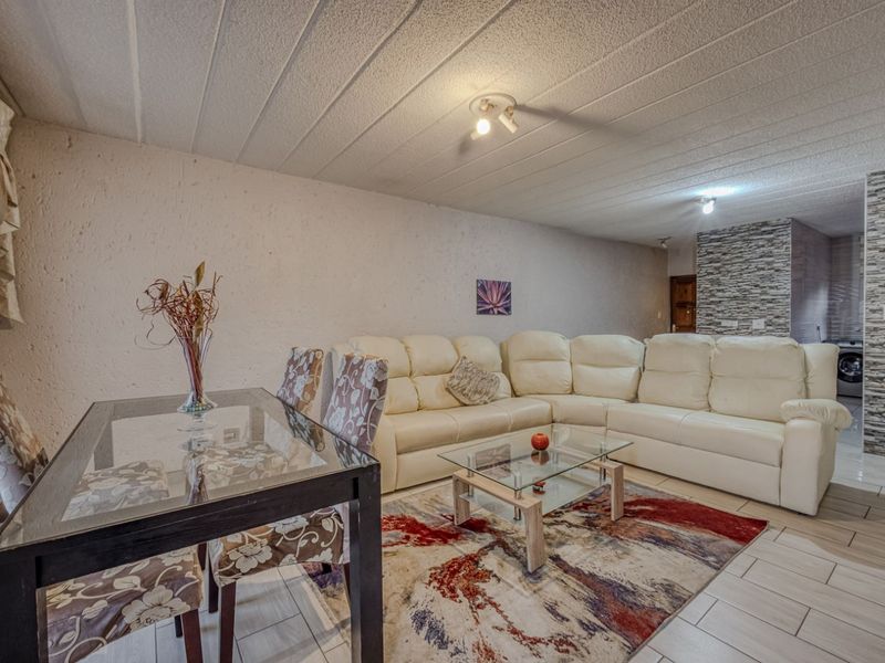 Townhouse For Sale in Helderkruin - Photo 9