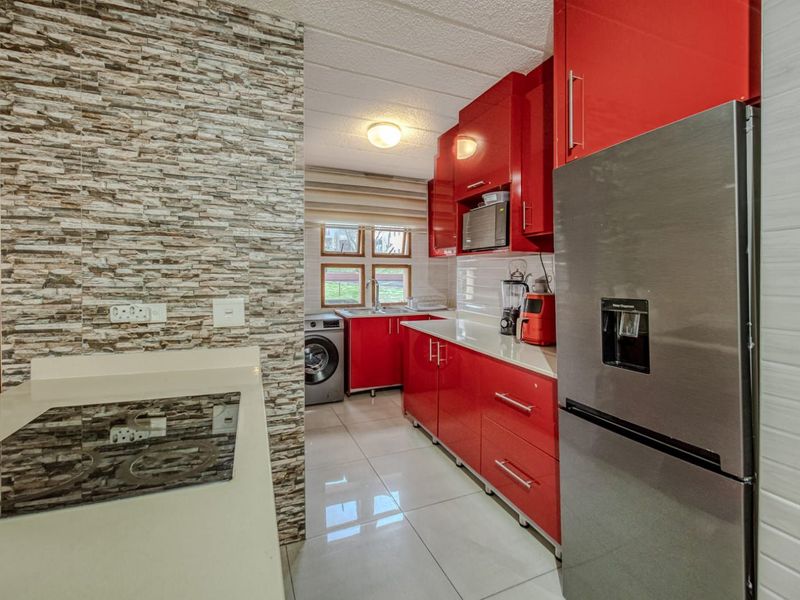 Townhouse For Sale in Helderkruin - Photo 5