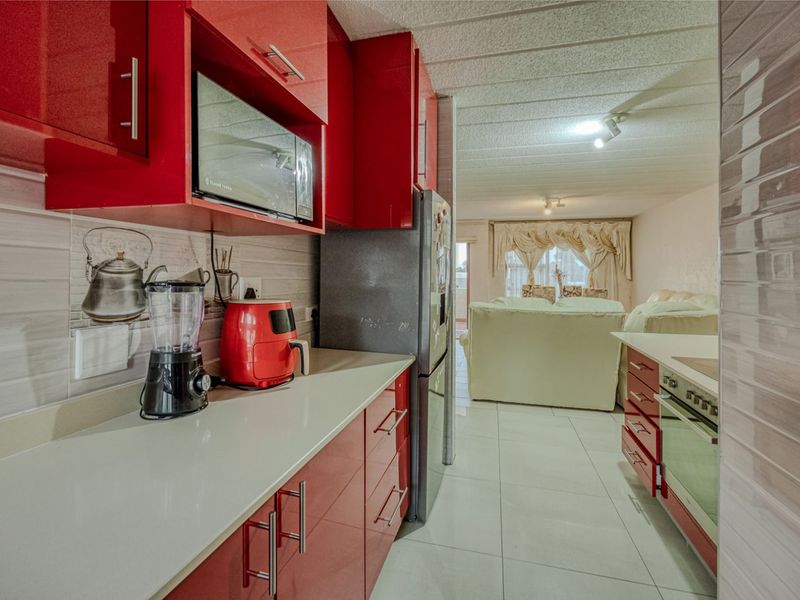 Townhouse For Sale in Helderkruin - Photo 6