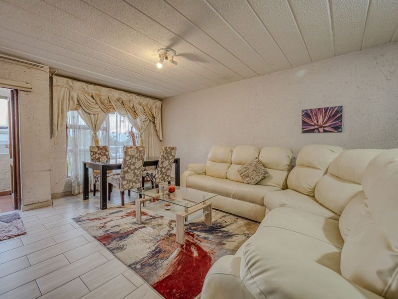 Townhouse For Sale in Helderkruin - Photo 8