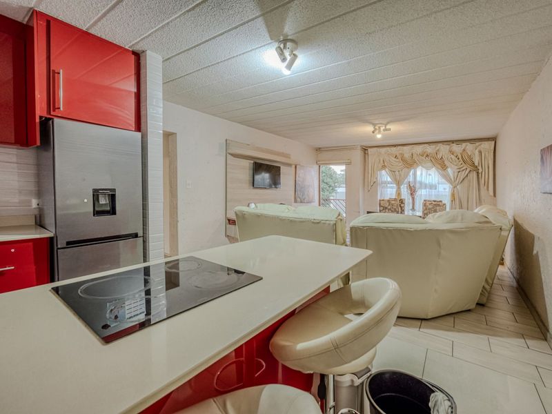 Townhouse For Sale in Helderkruin - Photo 3