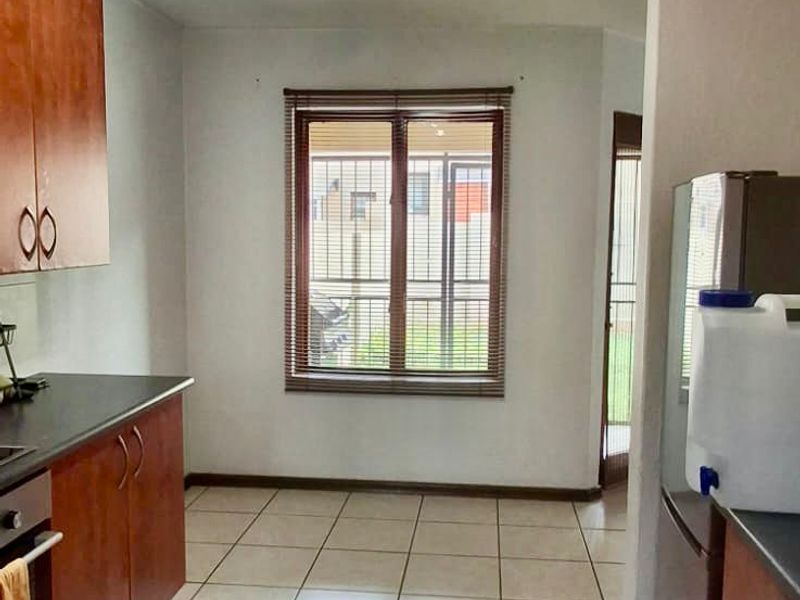 House For Sale in Country View - Photo 10