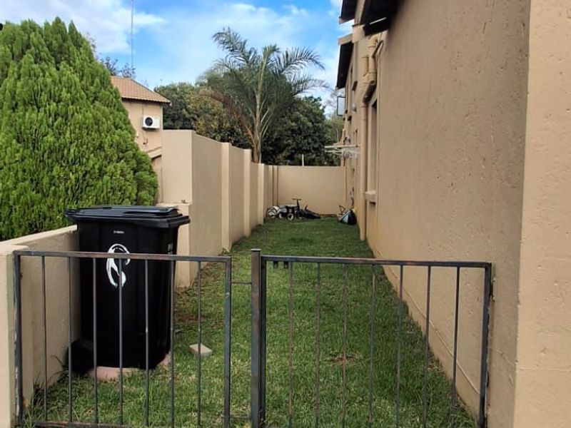 House For Sale in Country View - Photo 5