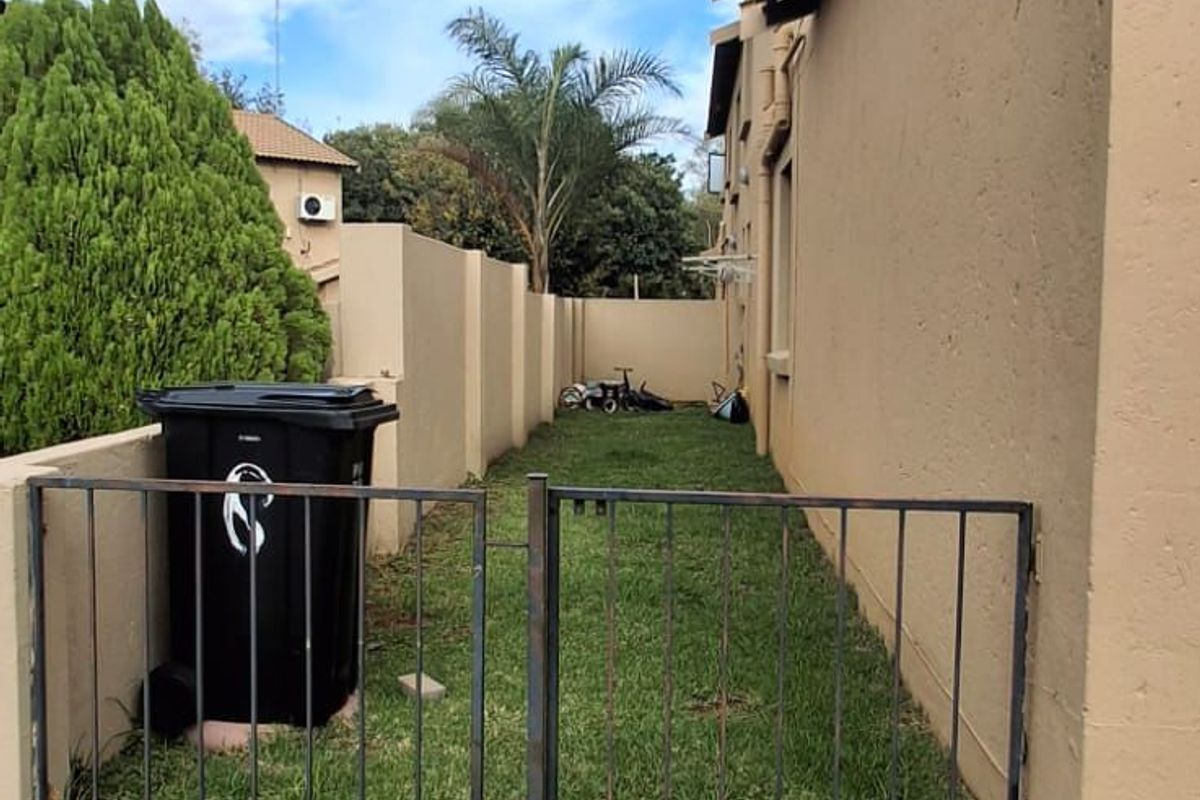 House For Sale in Country View - Photo 5