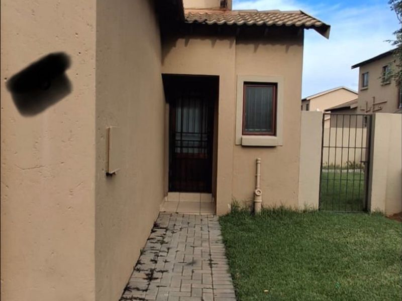 House For Sale in Country View - Photo 4