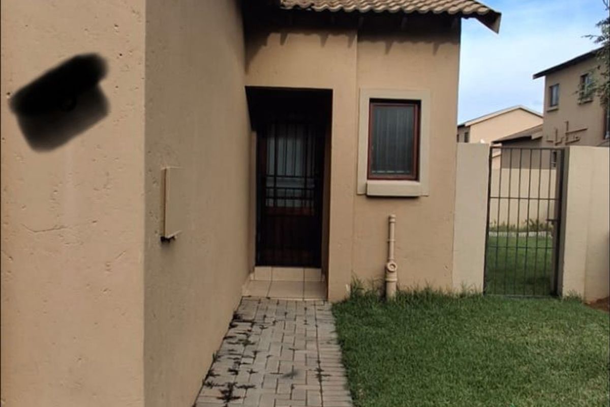 House For Sale in Country View - Photo 4