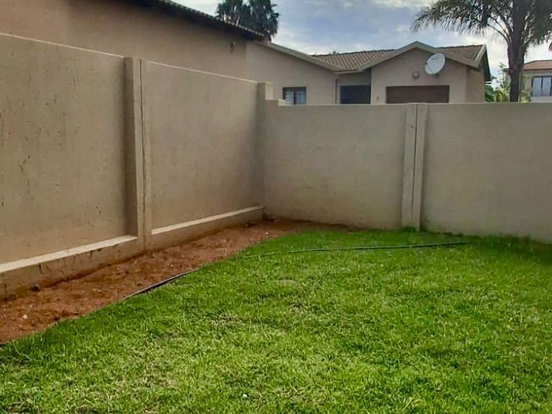 House For Sale in Country View - Photo 3