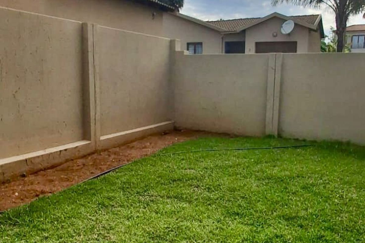 House For Sale in Country View - Photo 3