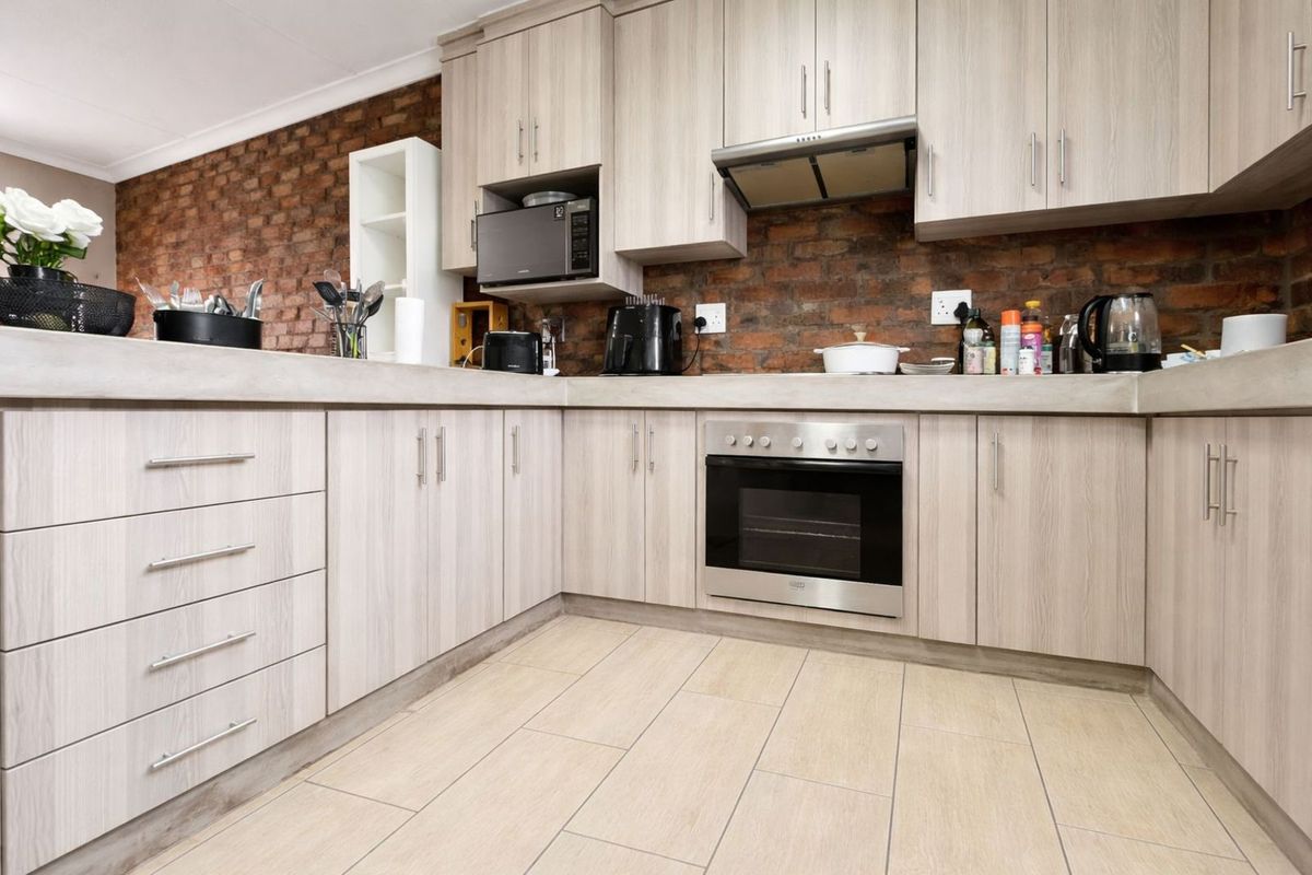 Townhouse For Sale in Ermelo Central - Photo 3