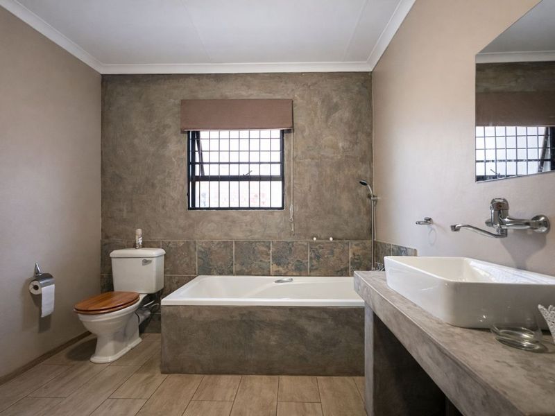 Townhouse For Sale in Ermelo Central - Photo 9