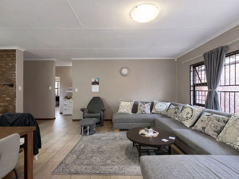 Townhouse For Sale in Ermelo Central - Photo 5