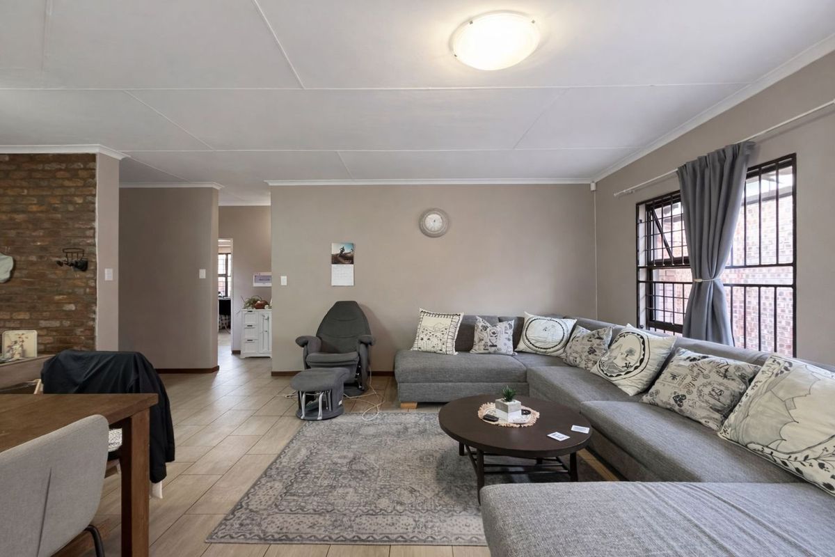 Townhouse For Sale in Ermelo Central - Photo 5