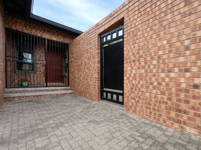 Townhouse For Sale in Ermelo Central - Photo 2