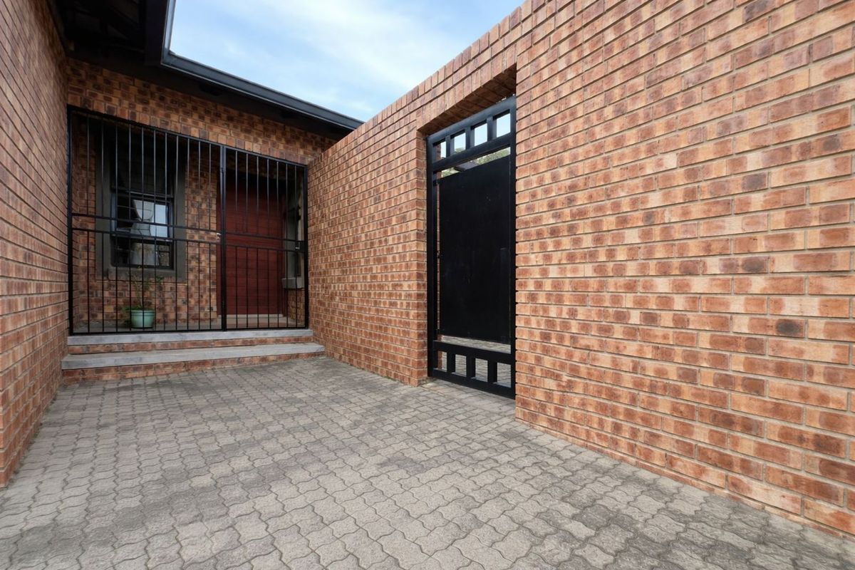 Townhouse For Sale in Ermelo Central - Photo 2