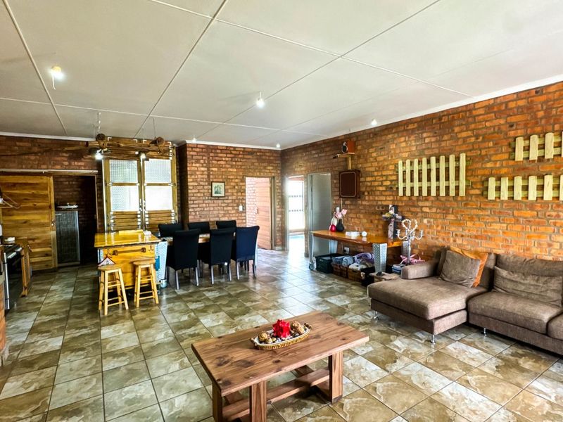 House For Sale in Fraaiuitsig - Photo 3