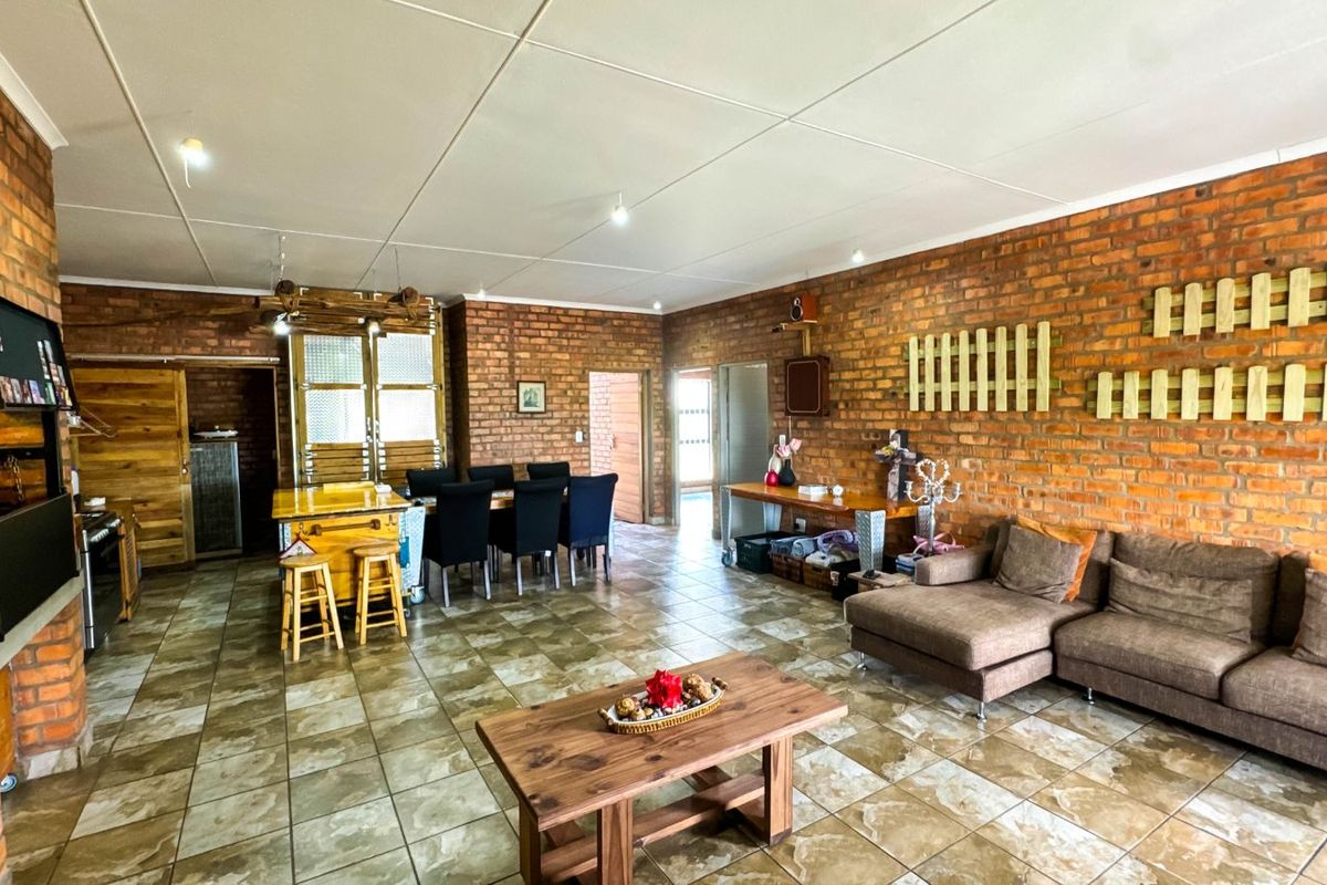 House For Sale in Fraaiuitsig - Photo 3