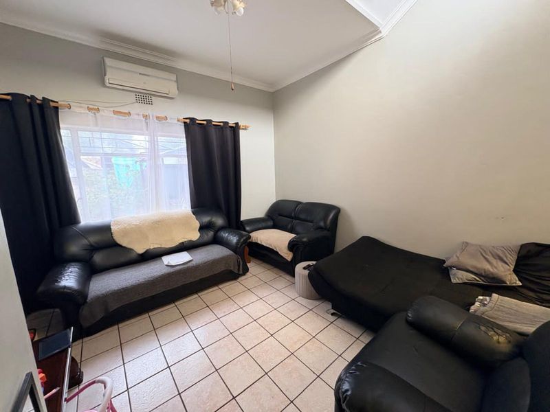 House For Sale in Floors - Photo 2