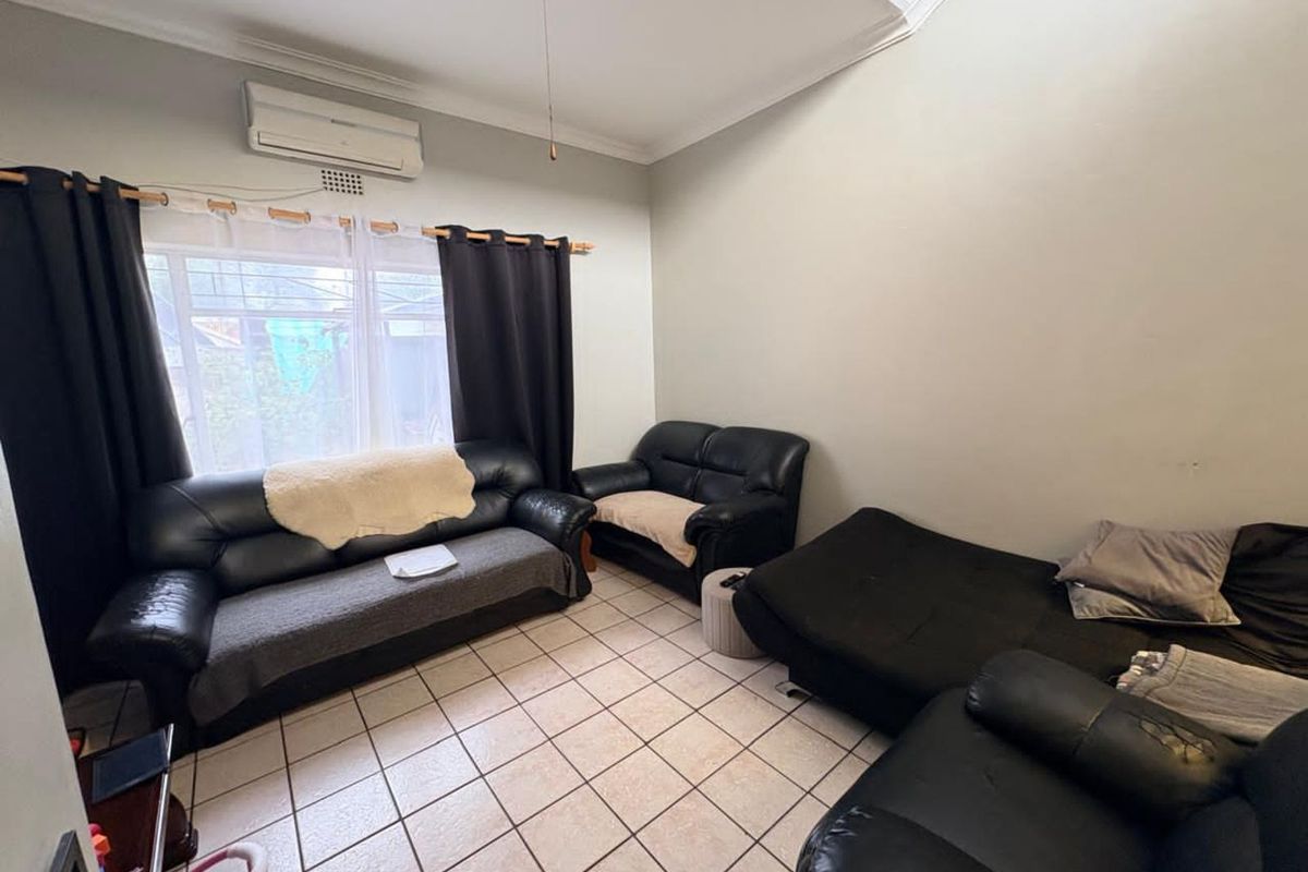 House For Sale in Floors - Photo 2