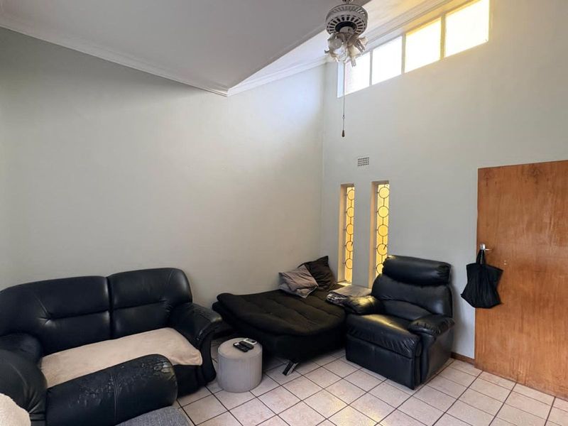 House For Sale in Floors - Photo 5