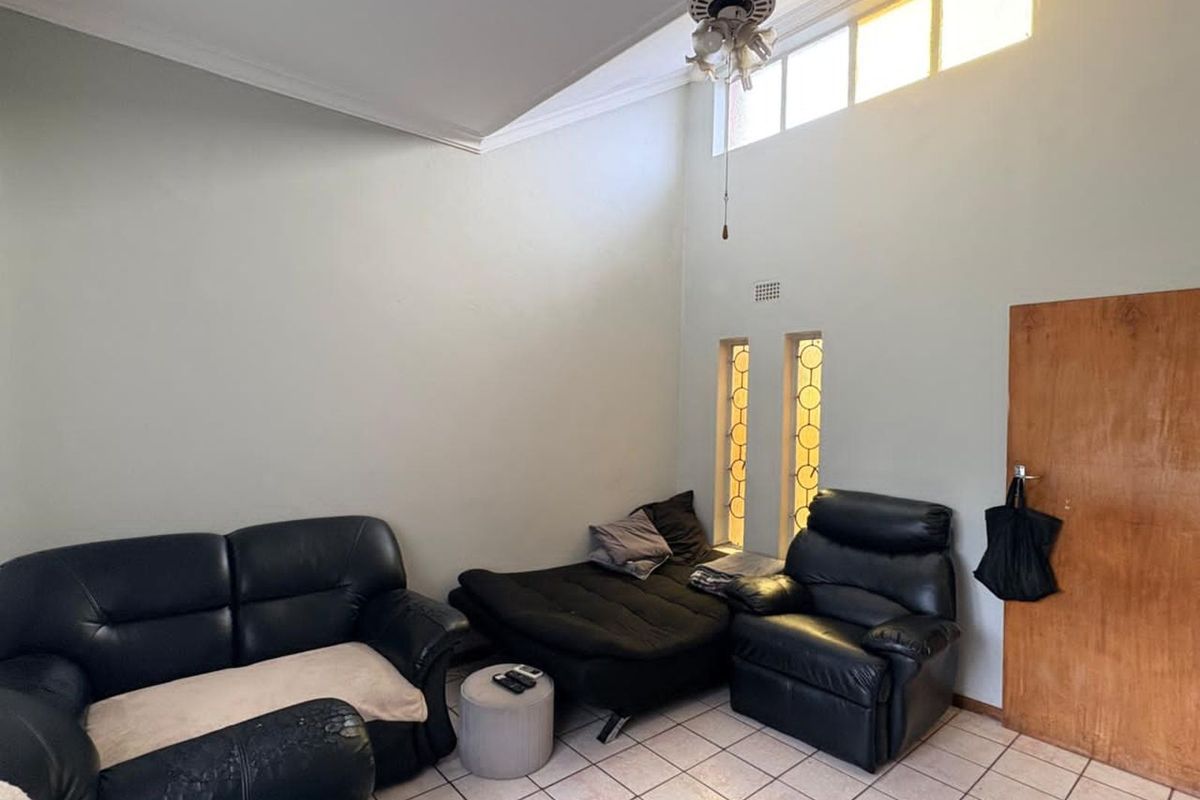 House For Sale in Floors - Photo 5