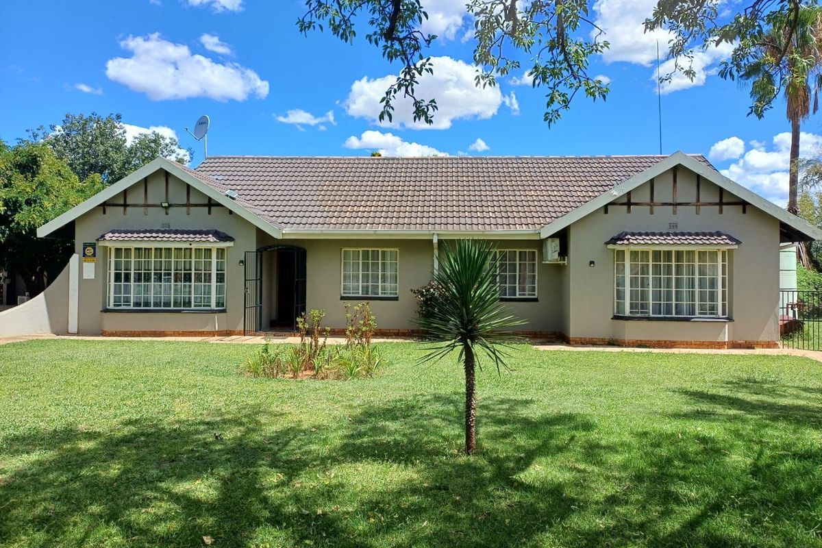 House For Sale in Stilfontein Ext 4 - Photo 2