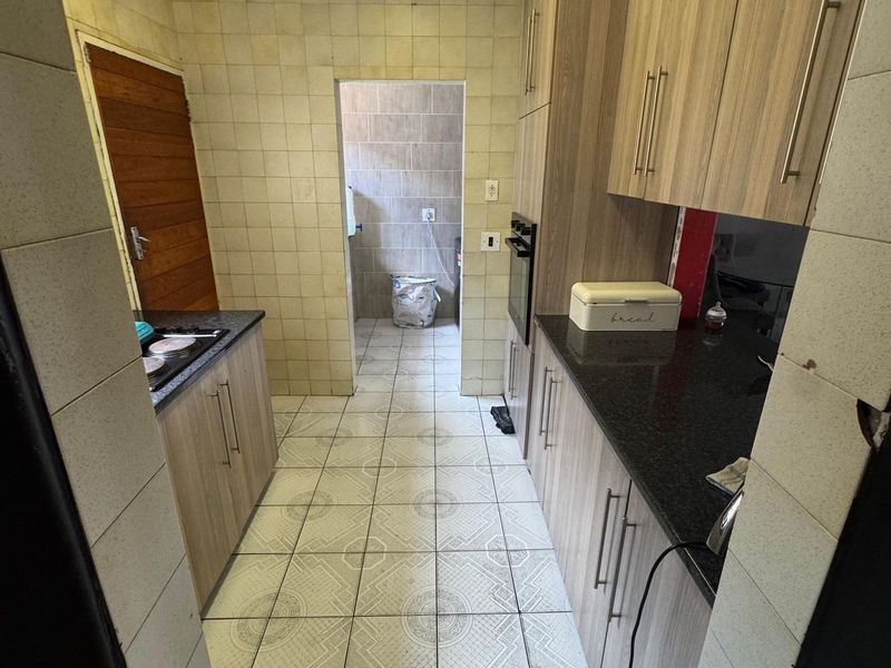 House For Sale in Model Park - Photo 3