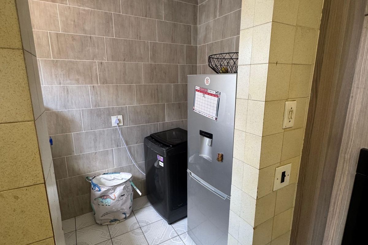 House For Sale in Model Park - Photo 4