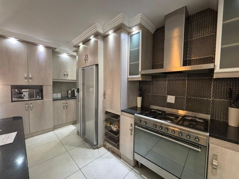 House For Sale in Hillcrest - Photo 8