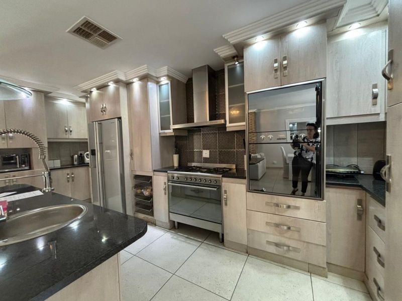 House For Sale in Hillcrest - Photo 7